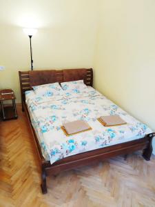 リヴィウにあるLviv appartment on Yaroslava Mudrogo 14のベッド1台(本2冊付)