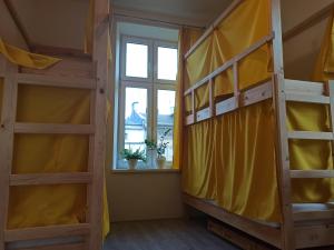 Krevet ili kreveti na sprat u jedinici u okviru objekta Evergreen Hostel Krakow