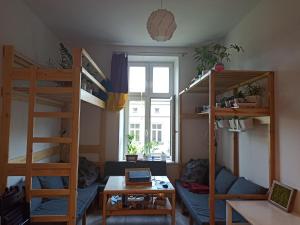 Dviaukštė lova arba lovos apgyvendinimo įstaigoje Evergreen Hostel Krakow