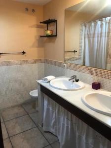 een badkamer met 2 wastafels en een toilet bij APARTAMENTO ZAHARA DE LOS ATUNES in Zahara de los Atunes
