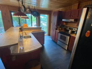Kuchyň nebo kuchyňský kout v ubytování Chalet "Ici et maintenant, sur le lac"