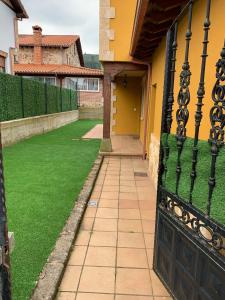 Vonkajšia záhrada v ubytovaní Chalet Individual en Vargas, Cantabria