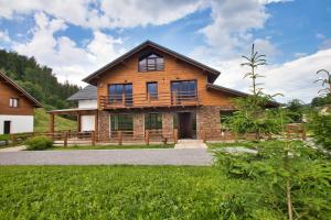 Cette grande maison en bois dispose d'une terrasse couverte. dans l'établissement Chata Panoráma Zuberec, à Zuberec