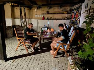 Dos hombres sentados en una mesa en una habitación. en studio, en Sibiu