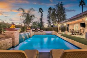uma piscina no quintal de uma casa em Villa Tranquila em Phoenix