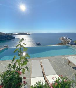 een zwembad met uitzicht op de oceaan bij Paradise Place Sifnos in Chrisopigi