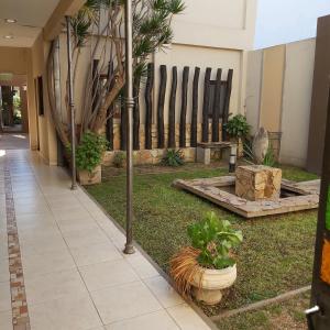 un patio de un edificio con plantas y una acera en Taruca Apart en Salta