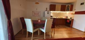シオーフォクにあるRelax Apartmanのキッチン、テーブルと椅子が備わります。