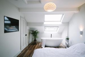 un bagno con vasca in una camera da letto di Period Retreat for 6, explore the Lake District a Lancaster