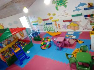 une salle de jeux avec de nombreux jouets dans l'établissement Apartamento temporada em Arraial do Cabo, Le Bon Vivant, à Arraial do Cabo