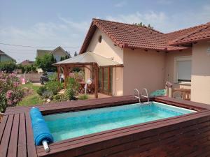 Bazén v ubytování Aqua Azur Apartman nebo v jeho okolí