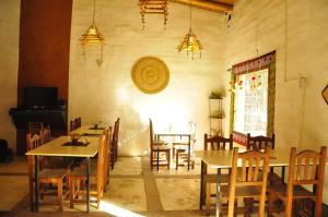 A restaurant or other place to eat at Giramundo Hostel Purmamarca