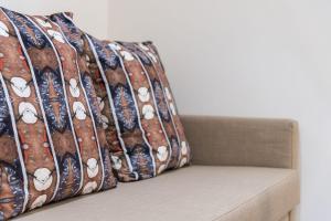 a couch with two pillows on top of it at GuestReady - Palacio Garden 13 in Porto