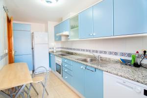 Kuchnia lub aneks kuchenny w obiekcie Apartamento de 4 dormitorios a tan sólo 2,5 km de la Playa San Juan
