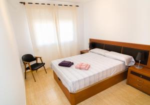 Łóżko lub łóżka w pokoju w obiekcie Apartamento de 4 dormitorios a tan sólo 2,5 km de la Playa San Juan