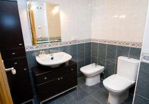 Łazienka w obiekcie Apartamento de 4 dormitorios a tan sólo 2,5 km de la Playa San Juan