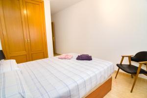Łóżko lub łóżka w pokoju w obiekcie Apartamento de 4 dormitorios a tan sólo 2,5 km de la Playa San Juan