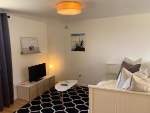 - un salon avec un lit et une télévision dans l'établissement Stugor - Lgh sodra Oland, à Mörbylånga