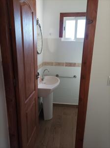 y baño con lavabo, espejo y aseo. en Casa Noa, en Huesca