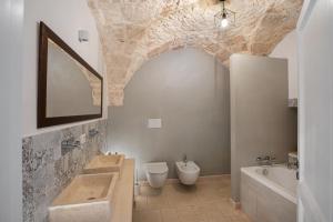 A bathroom at Masseria Villa Verde