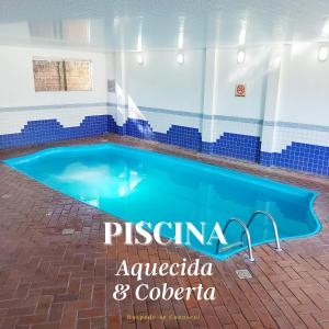 una piscina al centro di un edificio con le parole pisgana di Dom Pedro I Palace Hotel a Foz do Iguaçu