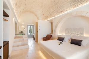 A bed or beds in a room at Masseria Villa Verde Még 37 kép