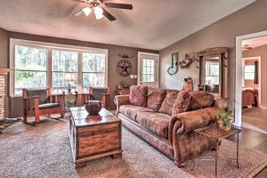 Fotografie z fotogalerie ubytování Waterfront Karnack Home with Boathouse and Deck! v destinaci Karnack + 19 fotografií