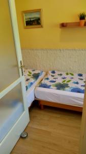 Postel nebo postele na pokoji v ubytování Candy apartman Siófok