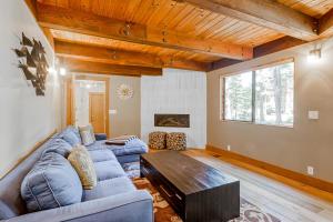 uma sala de estar com sofás azuis e um tecto de madeira em Hammock Holidays em Truckee
