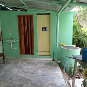 Zimmer mit grünen Wänden und gelber Tür in der Unterkunft EK BALAM in Xpujil