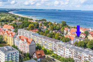 een luchtzicht op een stad met gebouwen en de oceaan bij Słoneczny Apartament przy plaży in Gdańsk