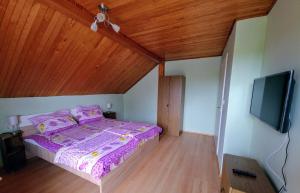 En eller flere senge i et værelse på Maróni Ház