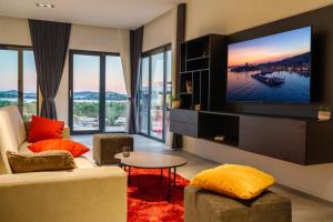 Una sala de estar con un sofá y un televisor. en Villa Sea of Dreams, en Vodice