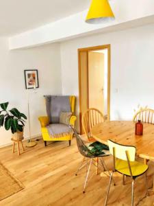 comedor con mesa de madera y sillas en Charming apartment Basel border - 3 bedrooms, en Hégenheim