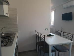 Kuchyňa alebo kuchynka v ubytovaní Monolocale Arbus R0478
