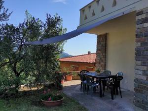 Ogród w obiekcie CasaDolcelago Marone Villa con Giardino Vista Lago Private Parking