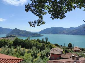 widok na jezioro z górami w tle w obiekcie CasaDolcelago Marone Villa con Giardino Vista Lago Private Parking w mieście Marone