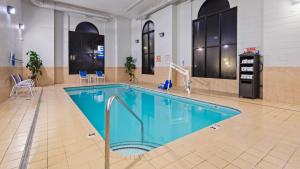 a large swimming pool in a large room with at Best Western Knoxville Airport / Alcoa, TN in Alcoa