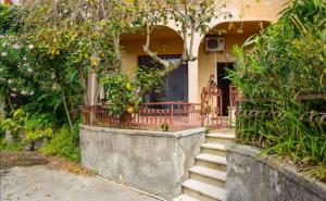 een huis met een balkon en een trap ervoor bij Elegance apartment Taormina in Letojanni