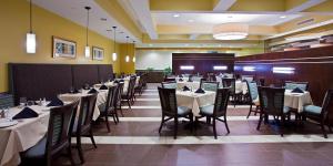 Restoran või mõni muu söögikoht majutusasutuses Holiday Inn Titusville/Kennedy Space Center, an IHG Hotel