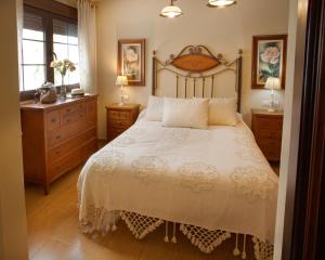 - une chambre avec un grand lit et deux commodes dans l'établissement Casa Montelucía, à Montecorto