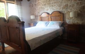 1 dormitorio con 1 cama grande y cabecero de madera en Apartmani Jelena, en Poreč