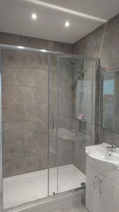 ein Bad mit einer Dusche und einem Waschbecken in der Unterkunft BexLet in Bexhill