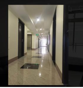 un couloir vide d'un bâtiment avec portes et hallwayngth dans l'établissement Cozyminium 1 at MEGATOWER Baguio, à Baguio