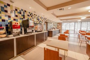Reštaurácia alebo iné gastronomické zariadenie v ubytovaní Days Inn & Suites by Wyndham Fort Myers Near JetBlue Park