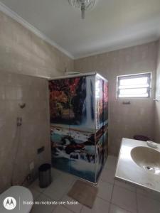 un bagno con un water e un lavandino di Casa para hospedagem temporário a Joinville