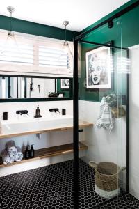 ein Badezimmer mit Glasdusche und Waschbecken in der Unterkunft Thirlestane Farm Cottage & Barn in Cooroy + 44 Fotos