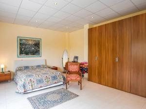 sypialnia z łóżkiem i drewnianą szafą w obiekcie Belvilla by OYO Dream villa with private pool w mieście Solarino