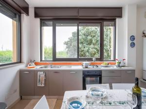 kuchnia ze zlewem i 2 oknami w obiekcie Belvilla by OYO Dream villa with private pool w mieście Solarino