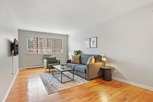 a living room with a couch and a table at Spacious 2BR Apt in Lakeview near Restaurants - Oakdale 512 in Chicago
